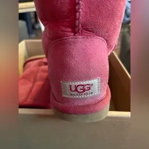 UGG | Shoes | Ugg Boot Womens Size 7 W Classic Short 5825 W Ruby 